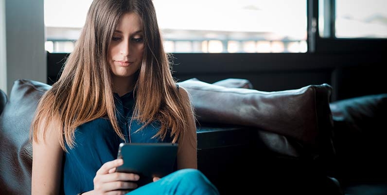 French eBooks Woman reading on a tablet