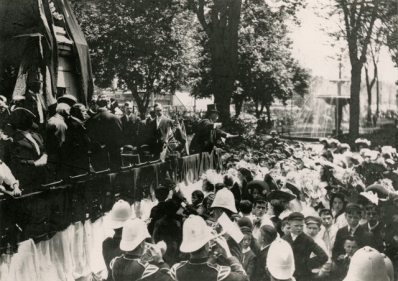 Prof. Johnson conducting school children singing at the dedication of the Queen Victoria statue, 1908