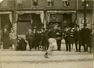 Around the Bay Road Race Hamilton Herald Around the Bay Road Race, runner passes crow at 246 York Road, ca. 1905